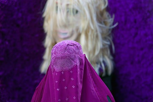 Burka et femme-ange extravertie - © Norbert Pousseur