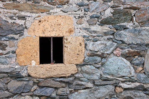 Fenêtre bordée de pierres de tuf, sans vantaux vitrés - © Norbert Pousseur