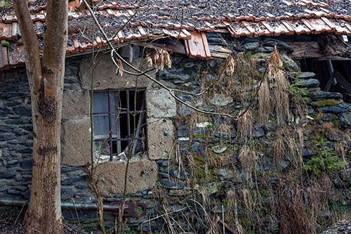 Fenêtre bordée de pierres de tuf, à moitié détruite - © Norbert Pousseur