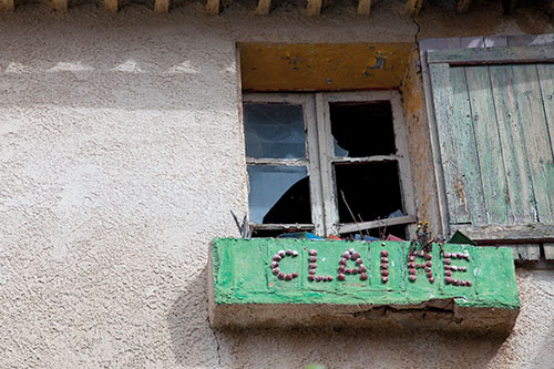 Le fenêtre cassée de Cllaire - © Norbert Pousseur