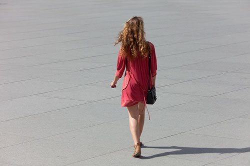 Jeune femme en robe rouge - © Norbert Pousseur