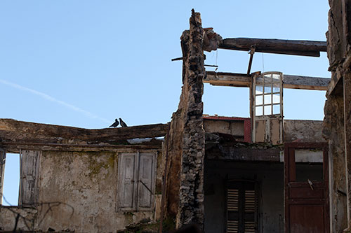 Porte vitrée en suspens, prête à disparaître - © Norbert Pousseur