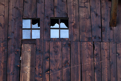 Vitres cassées de grange - © Norbert Pousseur