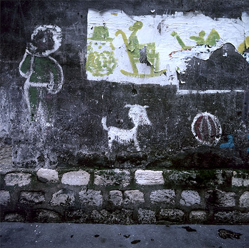 Graph'mur d'enfant jouant - © Norbert Pousseur