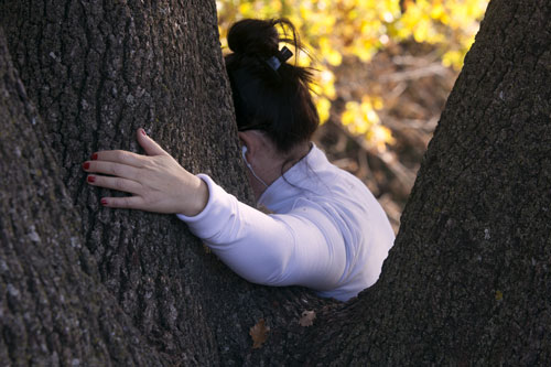Femme étreignant un tronc d'arbre - © Norbert Pousseur