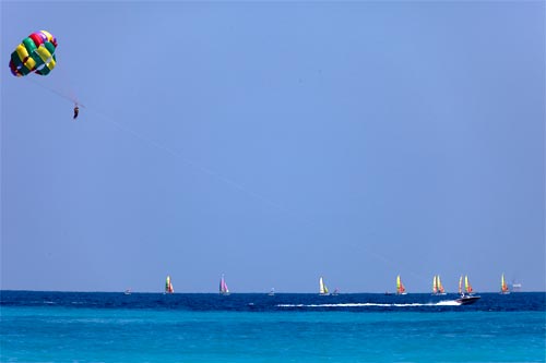 Ballon parachute et voiliers - © Norbert Pousseur