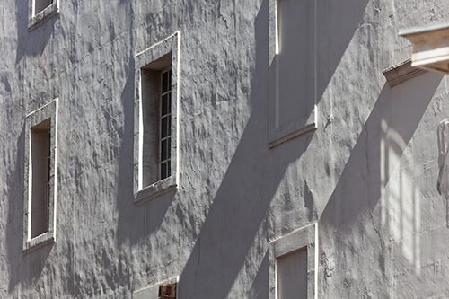 Mur restauré et fenêtres à Marseille - © Norbert Pousseur