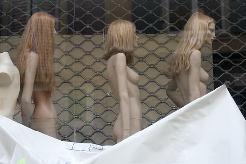 Mannequins dénudées en vitrine - © Norbert Pousseur