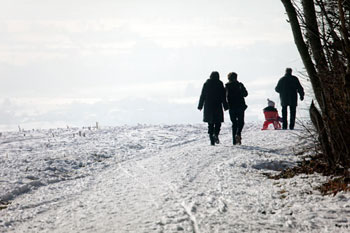 Famille se promenant dans la neige - © Norbert Pousseur