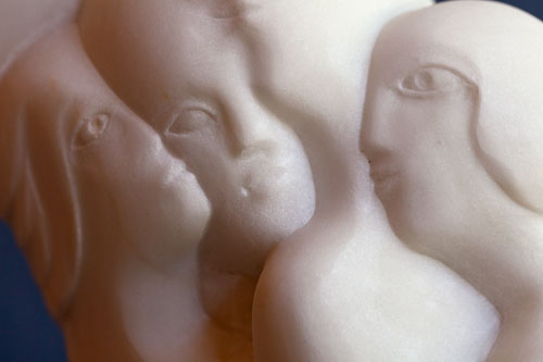 Groupe, détails sur marbre de Lutfi Romhein - © Norbert Pousseur