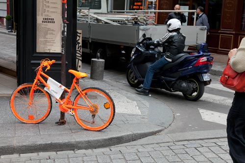 Vélo peint en orange - © Norbert Pousseur