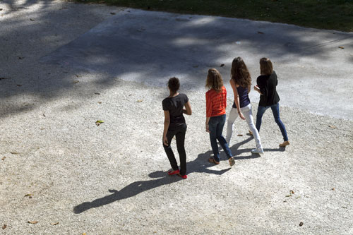 Jeunes filles marchant d'un pas vif - Sarlat - © Norbert Pousseur