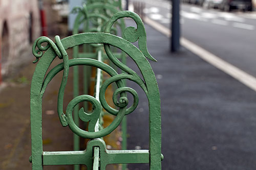 Grille donnant sur la rue, avec ses volutes - © Norbert Pousseur