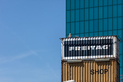 Colonne de containers à Zurich - © Norbert Pousseur