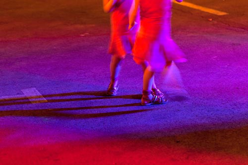 Paso de baile de niñas en el baile del 14 de julio - © Norbert Pousseur