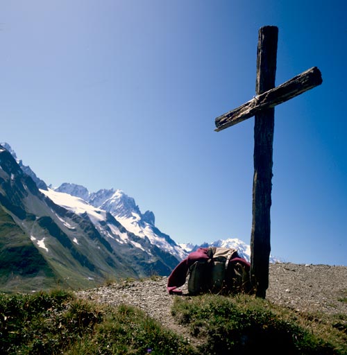 Cross in front of Mont Blanc - © Norbert Pousseur
