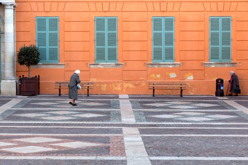 Two ladies with walking sticks - © Norbert Pousseur