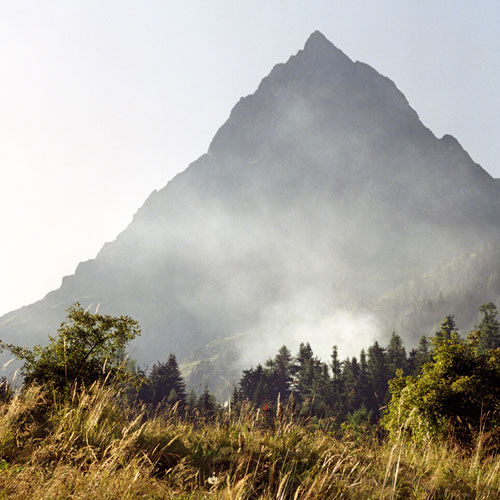 Fumée devant les Aiguilles rouges de Vallorcine - © Norbert Pousseur