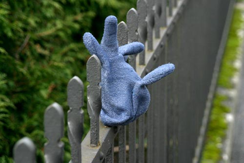 Glove threaded on a barrier - © Norbert Pousseur