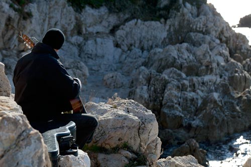 Guitare en bord de méditerranée - © Norbert Pousseur