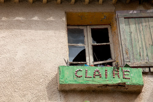 Window broken for Claire - © Norbert Pousseur