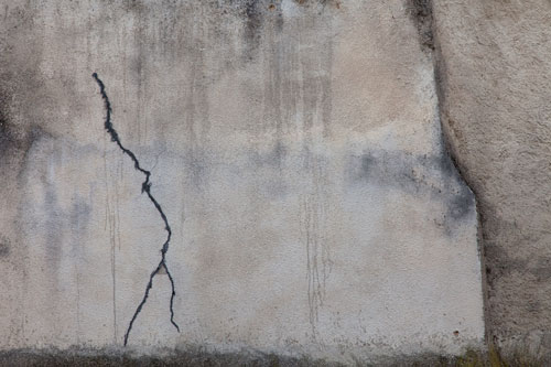 Crack on grey wall - © Norbert Pousseur