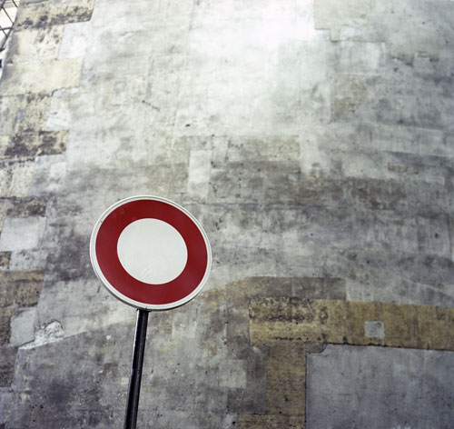 One-way street and condemned door - © Norbert Pousseur