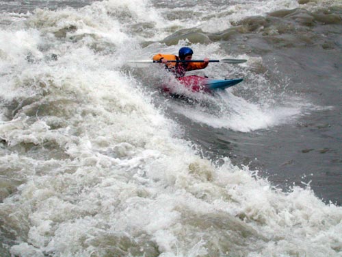 Kayak surfing on the Marne - © Norbert Pousseur