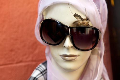 Mujer maltratada detrás de sus gafas - © Norbert Pousseur
