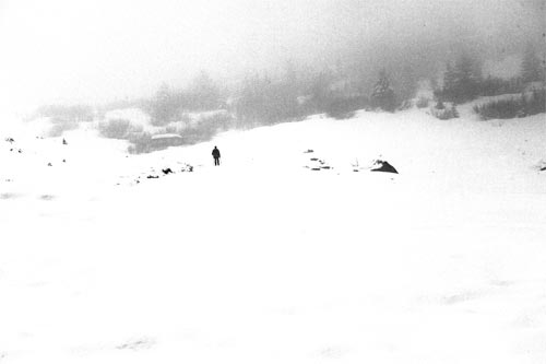 Randonneur dans le grand espace montagneux blanc - © Norbert Pousseur