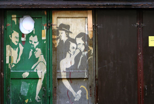 Décor de porte de café - © Norbert Pousseur