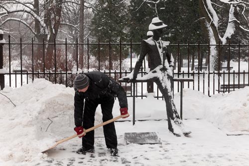 Limpieza de la nieve delante de la escultura de Karlis Padegs - © Norbert Pousseur