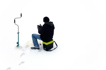 Pêcheur assis sur la glace - © Norbert Pousseur
