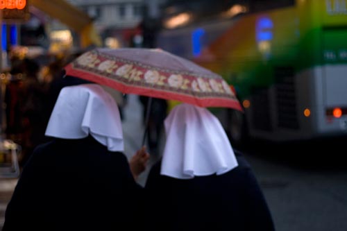 Religious under umbrella - © Norbert Pousseur