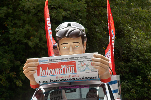 Cycliste lisant la presse - © Norbert Pousseur