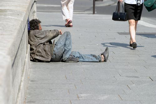 Homeless speaking on sidewalk - © Norbert Pousseur