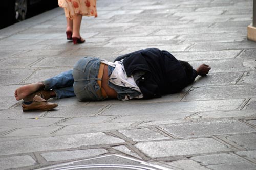 Persona sin hogar acostado en la calle - © Norbert Pousseur