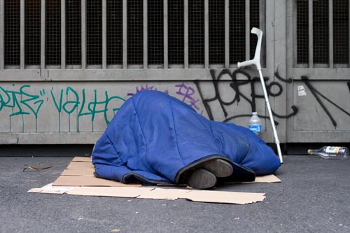 Persona sin hogar con bastón - © Norbert Pousseur