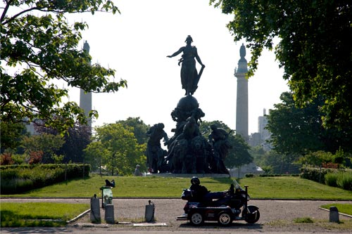 Sieste place de la Nation - © Norbert Pousseur