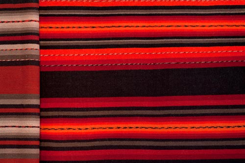 Tissu aux rayures rouges - © Norbert Pousseur
