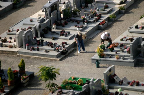 Maintenance of graves - © Norbert Pousseur