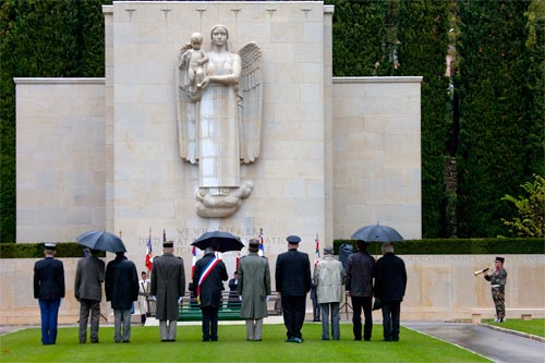 Meditative salute of the officials - © Norbert Pousseur