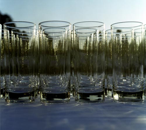 Hilera de vasos de agua - © Norbert Pousseur