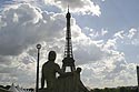 Jeune femme assise et la Tour Eiffel - © Norbert Pousseur