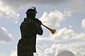 Silhouette à la trompette, telle une statue - © Norbert Pousseur
