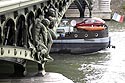 Péniche sous le pont de Bir-Hakeim - © Norbert Pousseur