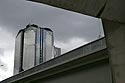 Pile de pont et tour de verre - © Norbert Pousseur