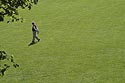 Promeneur sur la pelouse du parc de l'île St Germain - © Norbert Pousseur