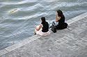 Deux jeunes femmes assises devant le fleuve - © Norbert Pousseur