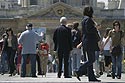 Peintre sur le pont Alexandre III peignant les Invalides - © Norbert Pousseur